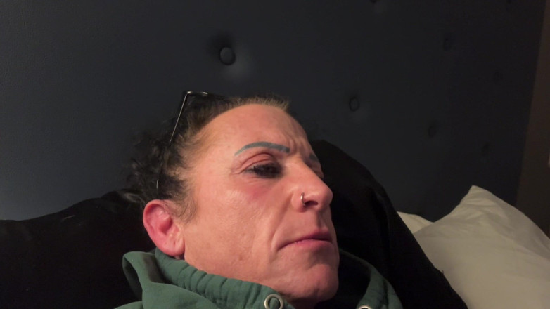Kandylegsxxx: Kandys чихает перед сном