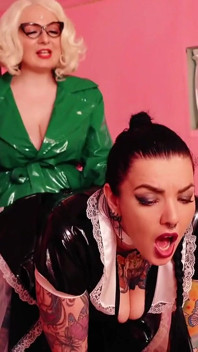 Lesbický sex s připínákem ve fetišistickém oblečení - 2 MILFky si hrají