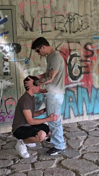 Sexe gay risqué en plein air sans capote presque exposé en facefucking et baise une chatte sous un pont d’autoroute