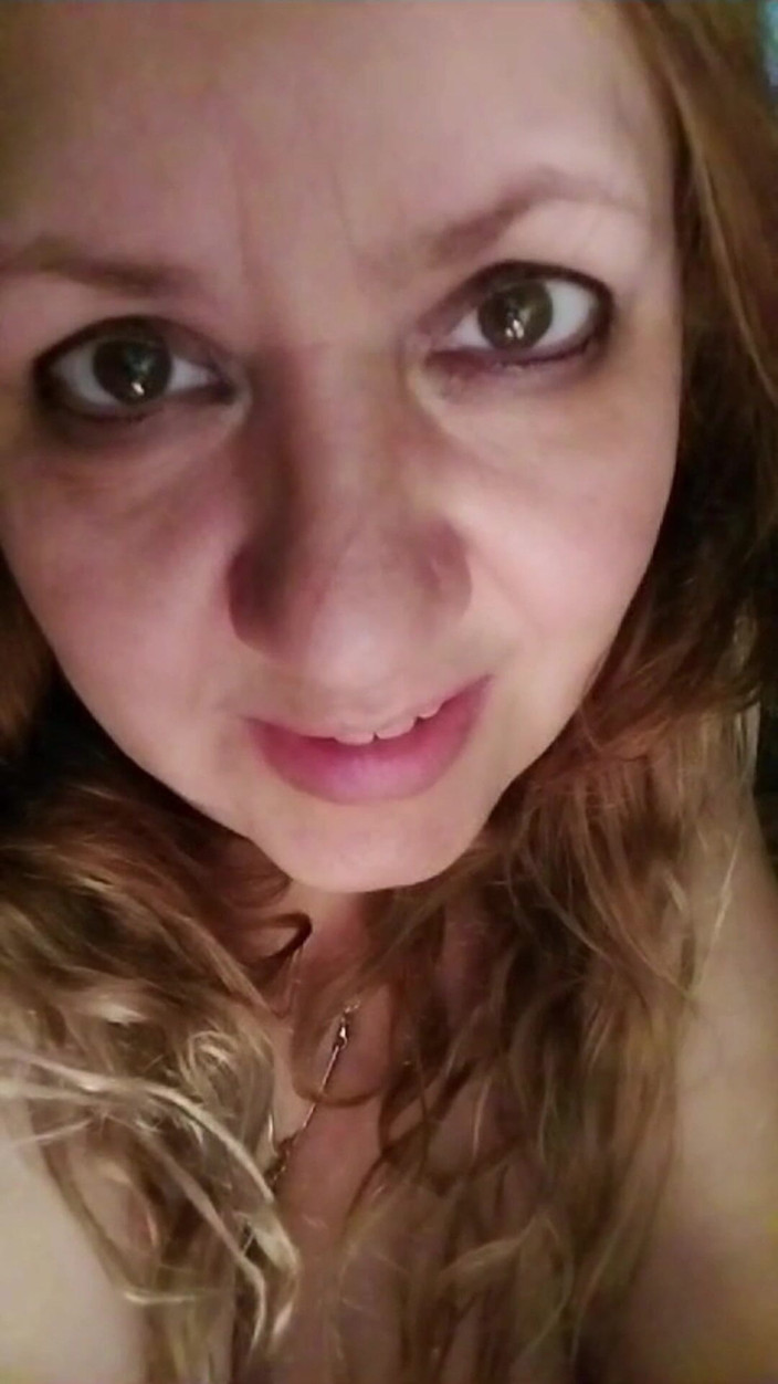 JennyInVegas: Aku lagi asik muasin memekku pakai dildo crystal favoritku