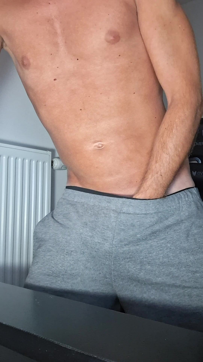 Xfroska: Şortum ve boksörlerimle sert sikişiyorum