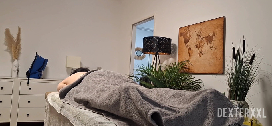 Dexterxxlfun: 爸爸给性感的年轻人按摩。打手枪射精