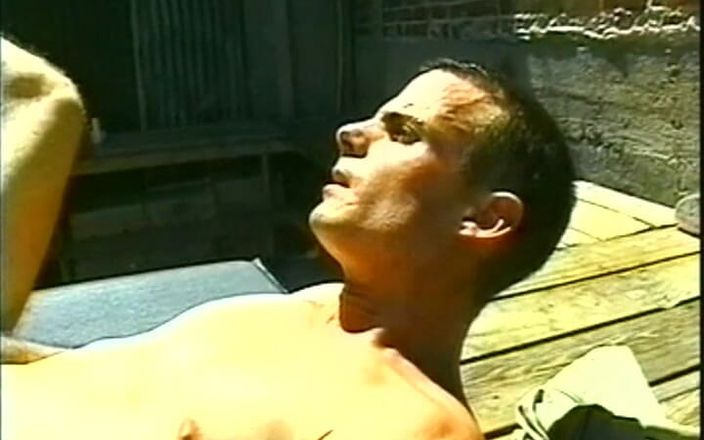 Gay vintage vibes: 엑스터시의 대담한 남자 7