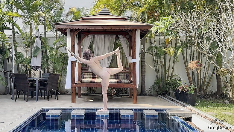 Grey Desire: Nackt yoga: balance-übung - graues verlangen