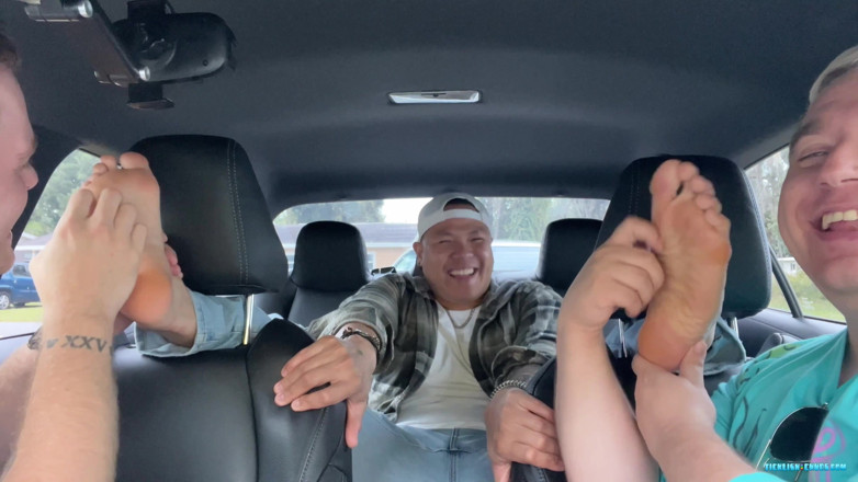Ticklish Chubs: Snyft: Milus membayar dengan kakinya