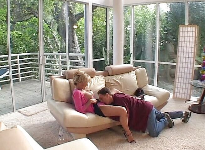 Hooters Entertainment: 젖탱이를 보여주는 미시