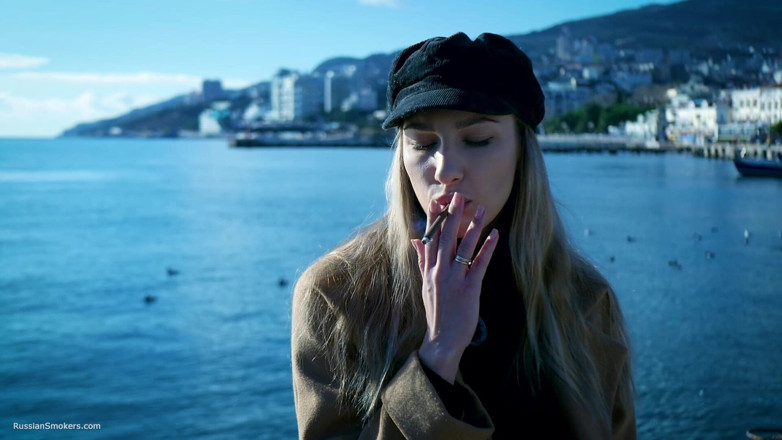Russian Smokers: All'aperto fuma con una ragazza russa beaty 1