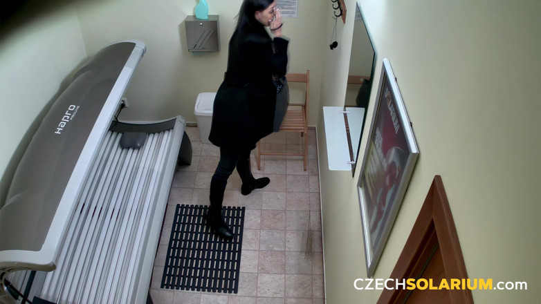 Czech Solarium: Czech Solarium 144: Brunetka nie może się doczekać striptiz solarium