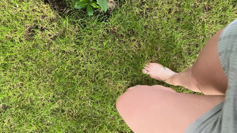 Feet: घास पर नंगे पैर चलना