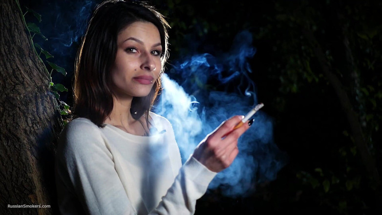 Russian Smokers: 性感的俄罗斯女郎抽烟户外场景