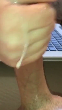 Ze geeft me een enorme handjob terwijl ze aan het werk is. Het is echt en alles wordt nat.