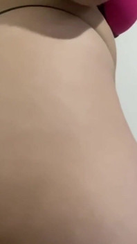 Encuentro a la pequeña puta pervertida Babyluna939 masturbándose y la lleno con mi semen - parte 1