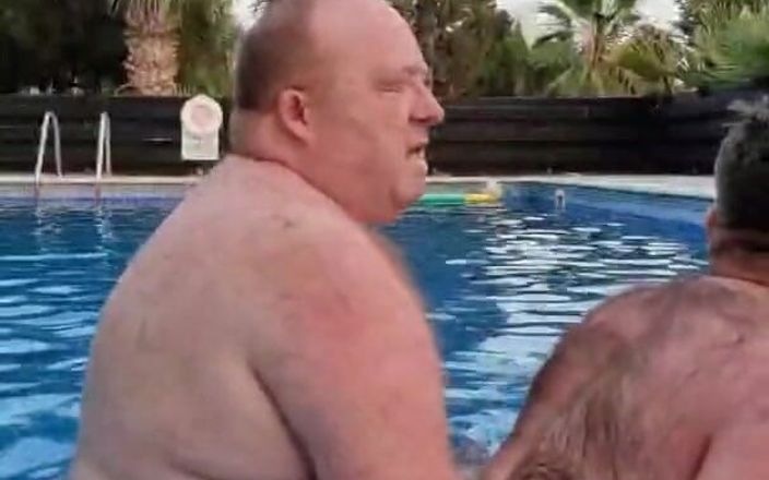 brummieboi89: パパはプールで男の子とセックス