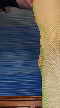 Klettern und dehnen in meiner grünen strumpfhose und meinem roten Mini