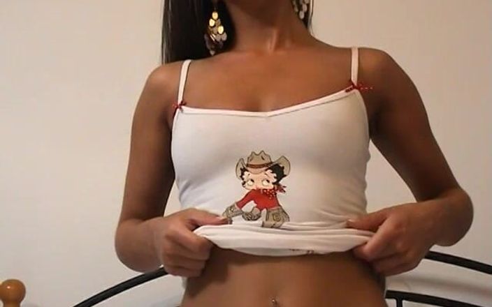 Solo Sensations: Schattige Bruentte babe met parmantige tieten Lacey houdt ervan om...