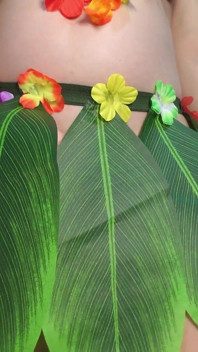 Üvey kız kardeşim yeşil Hawaiili cosplay kostümüyle Hawaii dansı yapıyor sonra mastürbasyon yapıyor ve altında ne olduğunu gösteriyor