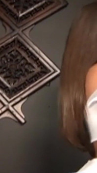 Skyldig brunett suger stor gloryhole kuk för att tvätta bort sina synder