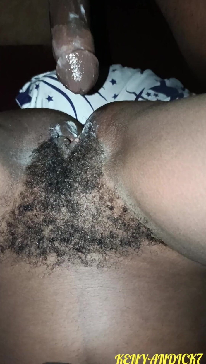 Kenyan Dick: Šukání sexy drobné ebenové holky s chlupatou kundičkou
