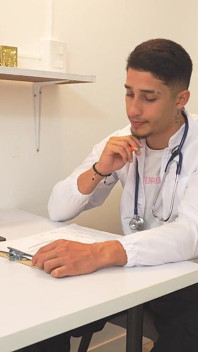 Doktor azgın hastasını kalın yarağıyla çılgınca sikerek uyuşmuş amını iyileştiriyor