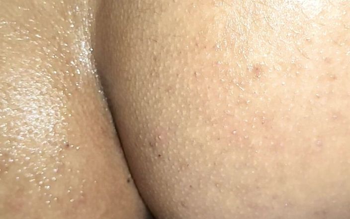 Star couple: Heißes schätzchen zeigt ihren großen runden arsch und fingert ihre...