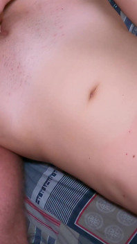 Alla mia sorellastra carina non dispiace masturbarsi con il mio cazzo!