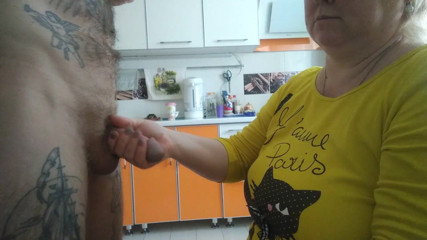 Zona901: Ma belle-mère libère encore mes couilles de sperme en faisant...