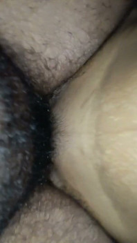 Der Moment der Ejakulation während der Jagd im Tief der Nacht.