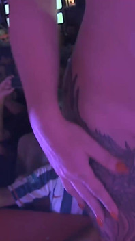 Fiesta de Orgia en un escenario público con milf cachonda
