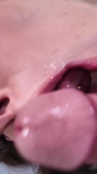213-2 Pretty Girl Eats Facial