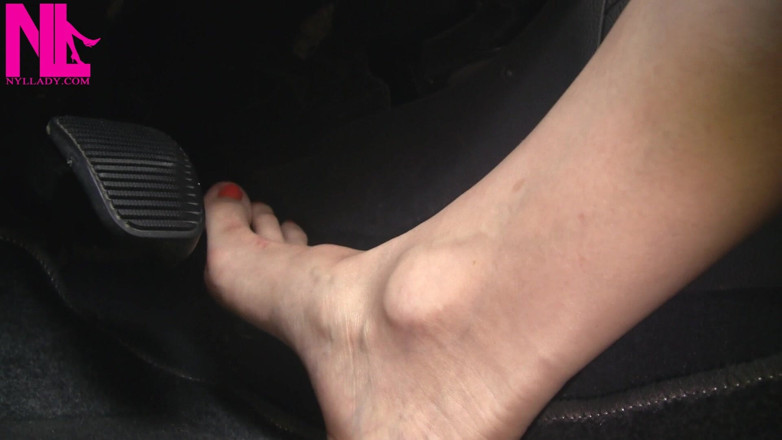 Nyllady: Nyllady con su pie desnudo en la conducción del pedal...