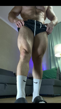 Insane Huge Quads Flexing and Shaking