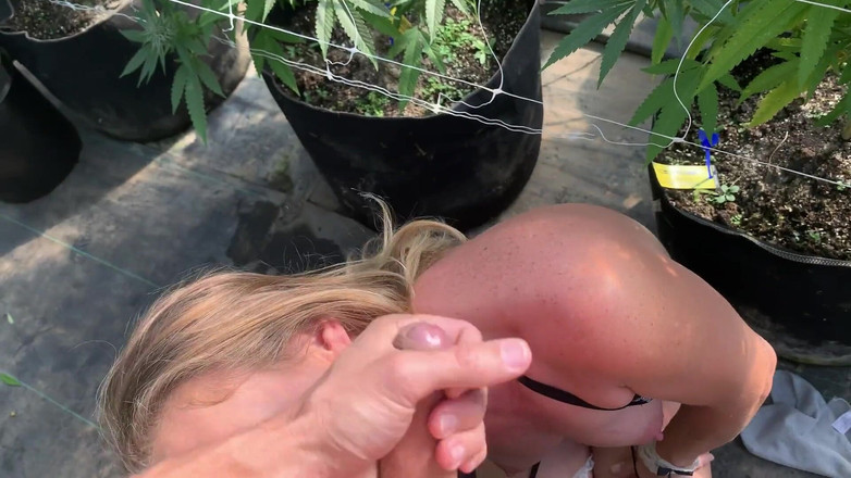 Farmers Wifey: 야외에서 내 얼굴에 사정하고 오줌을 싸게 할 때까지 정원사 빨아주는 하녀, 농부 마누라