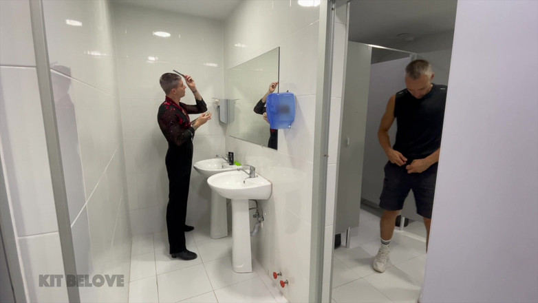 Kit Belove: Un uomo ha scopato una ballerina da sala nel bagno