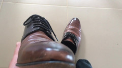 Manlyfoot: 闻鞋 第一人称视角 - 意大利皮裙鞋闻起来很爽的深呼吸 - manlyfoot