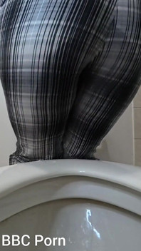Pișându-mi pantalonii, disperată după pișat, atâta timp cât pot