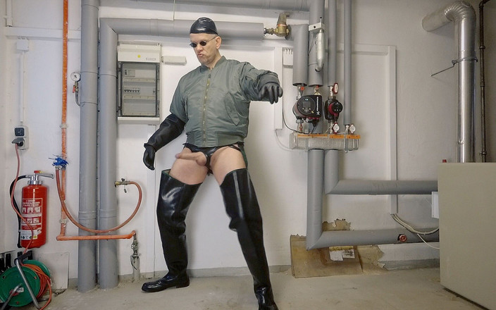 GERMANE_XL: Pancutan air mani XL dalam pengecut getah (3)