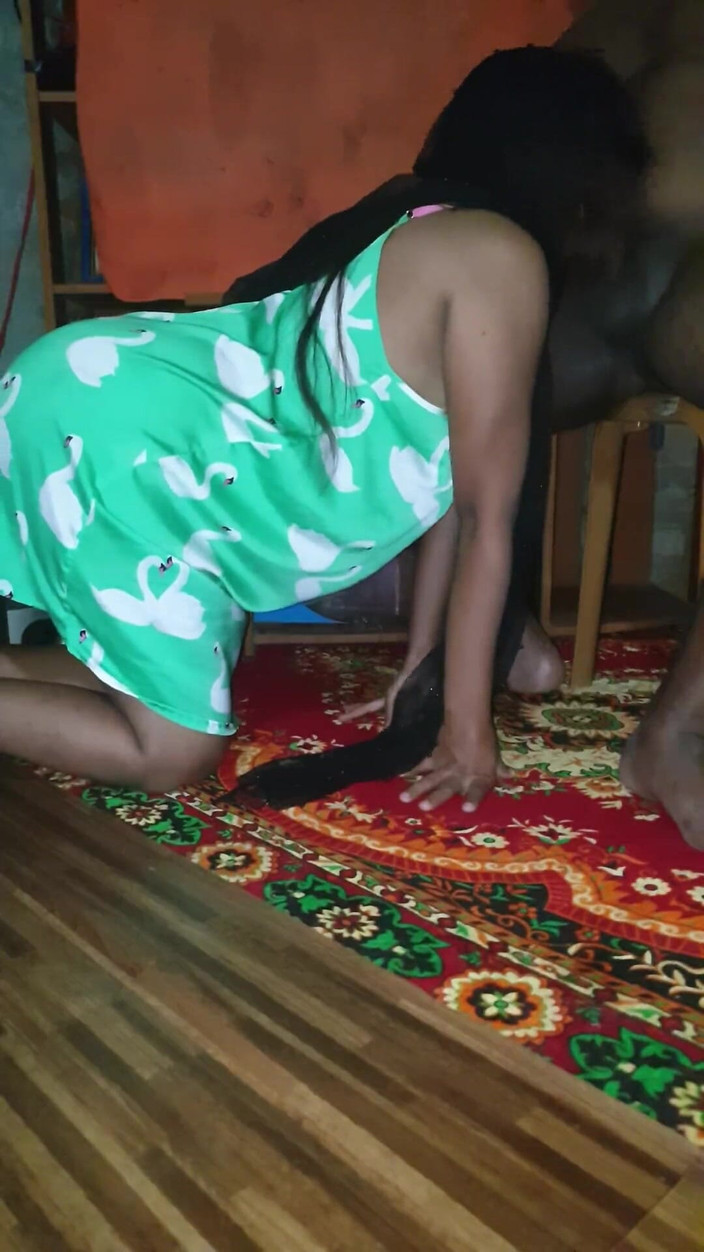 Tiyana: Hotwife submisif tersedak deepthroat dan pancutan mani dalam pepek