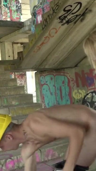 Abuela gorda da mamada y paja al trabajador de la construcción
