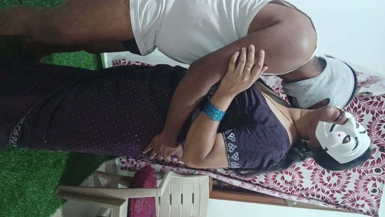 Muruga: 超セクシーなおばさんが友達の妻とセックスする