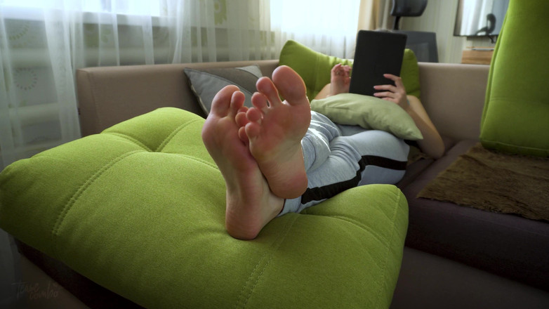 Teasecombo 4K: Ragazza calda che stuzzica i suoi piedi sexy vero amatoriale...