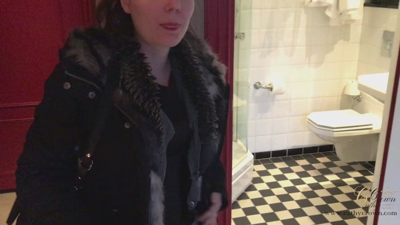 Cathy Crown Production: Dostávám velkého útočníka do zadku