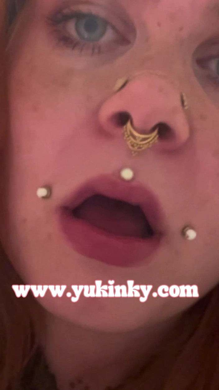 yukinky: Elle masturbeert in het toilet terwijl haar date wacht - harige...