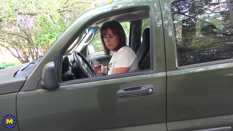 Mature NL: Horny Mature Sonic Likes Doing the Laundry Naked!