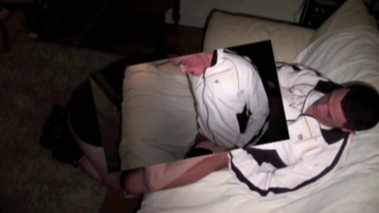 Sneaker gay: Tenisky nožní dominance v pařížském suterénu se 2 chlupatými chlapci