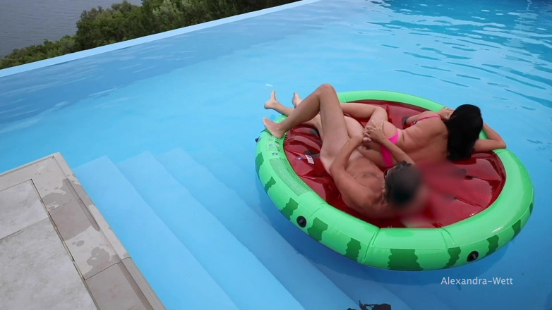 Alexandra Wett: Im Hotelpool vor allen gästen gefickt
