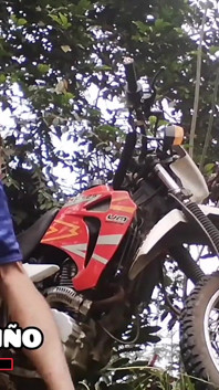 Schlanke und sexy junger mann spielt mit seinem neuen motorrad und spreizt seinen schönen arsch weit