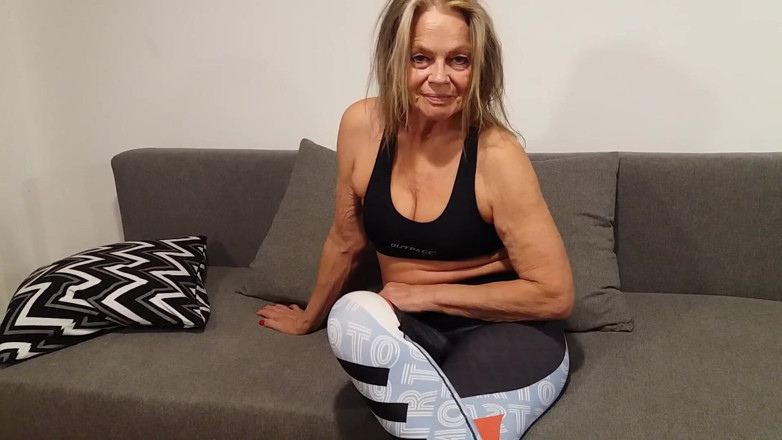 martinawest: Babička má dokonalé tělo v legínách!