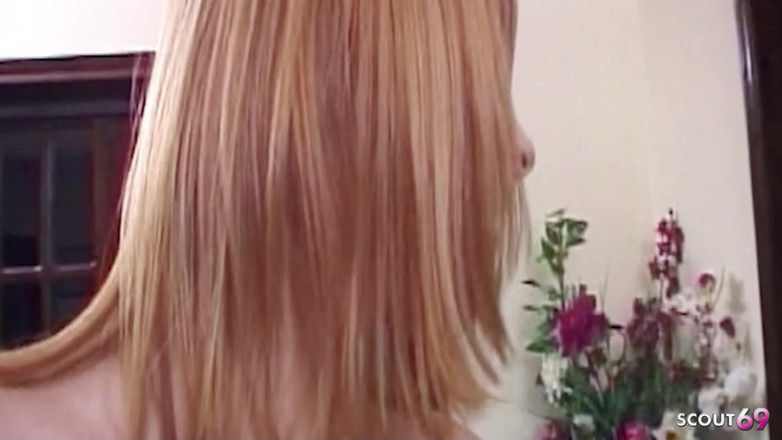 Shemale TS Collection: Sarışın sıska transeksüel rafaela komşuları tarafından götten sikiliyor