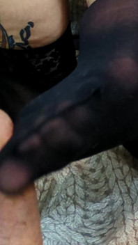 Intymna footjob uchwycona w Jedwabistej bieliźnie