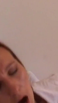 Tante semok rambut cokelat lagi muasin kontol sampai dicrot di muka